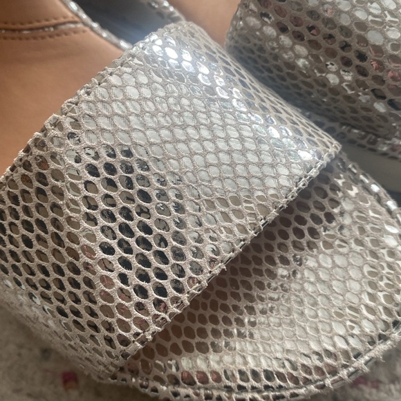 L’Amour des pieds Abrilla Slingback Platform 
Silver/ gold snake print  size 8.5 - Picture 5 of 7